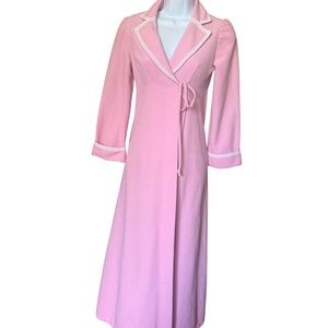 1970s Vassarette Pink Women's Robe with White Trim